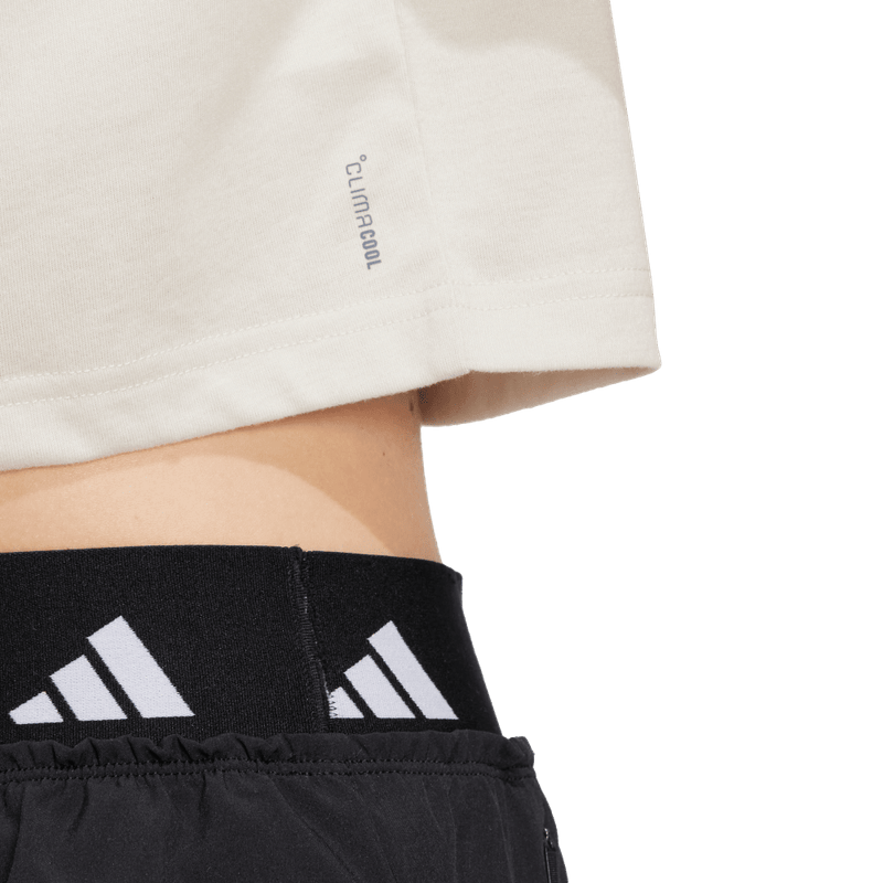 Camiseta-Manga-Corta-adidas-para-mujer-We-Min-Tee-para-entrenamiento-color-gris.-Detalle-Reflectivo-Modelo