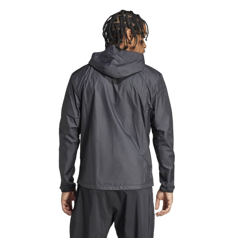 Chaqueta-adidas-para-hombre-Otr-B-Jkt-para-correr-color-negro.-Reverso-Sobre-Modelo
