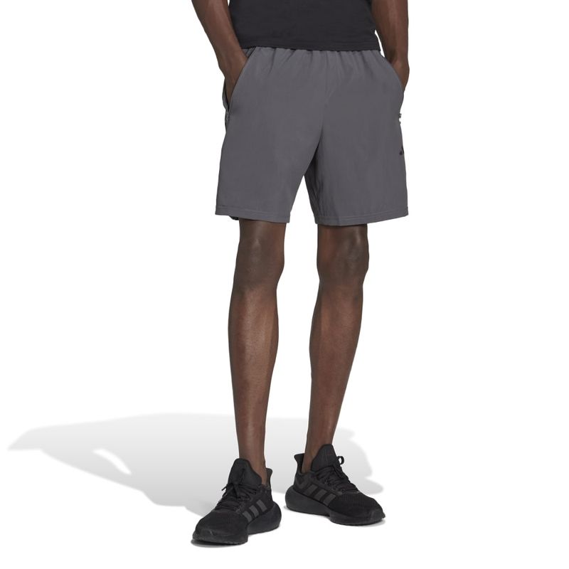Pantaloneta-adidas-para-hombre-Tr-Es-Wv-Sho-para-entrenamiento-color-gris.-Frente-Sobre-Modelo