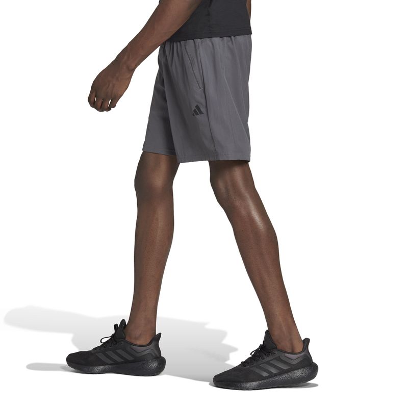 Pantaloneta-adidas-para-hombre-Tr-Es-Wv-Sho-para-entrenamiento-color-gris.-Lateral-Sobre-Modelo