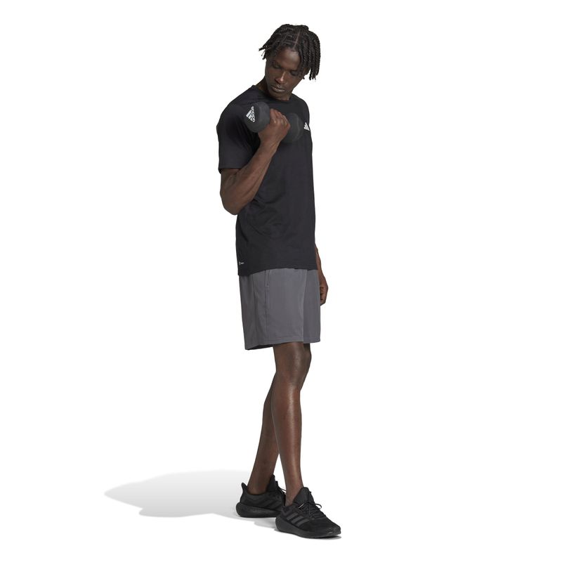 Pantaloneta-adidas-para-hombre-Tr-Es-Wv-Sho-para-entrenamiento-color-gris.-Modelo-En-Movimiento