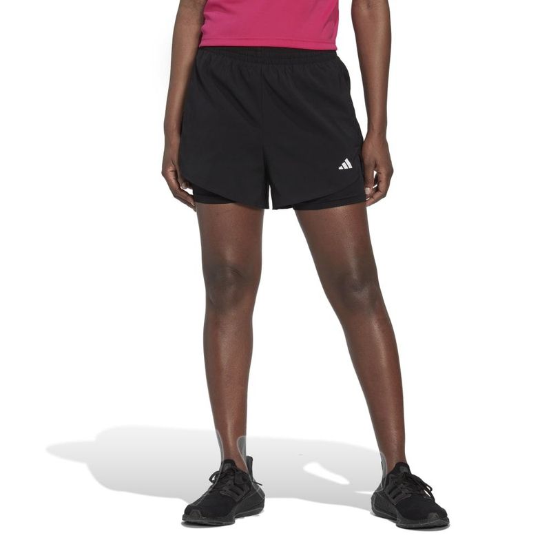Pantaloneta-adidas-para-mujer-W-Min-2In1-Sho-para-entrenamiento-color-negro.-Frente-Sobre-Modelo