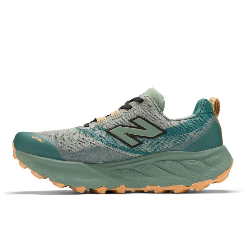 Tenis-new-balance-para-hombre-Hierro-V9-para-outdoor-color-verde.-Lateral-Izquiersa