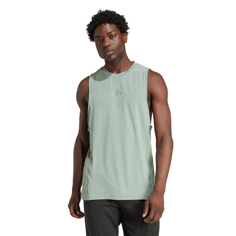 Camiseta-Manga-Sisa-adidas-para-hombre-D4T-3S-Tank-para-entrenamiento-color-verde.-Frente-Sobre-Modelo