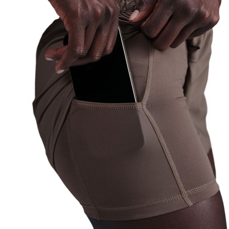Pantaloneta-nike-para-mujer-W-Nk-One-Df-Mr-3In-2N1-Short-para-entrenamiento-color-cafe.-Detalle-4