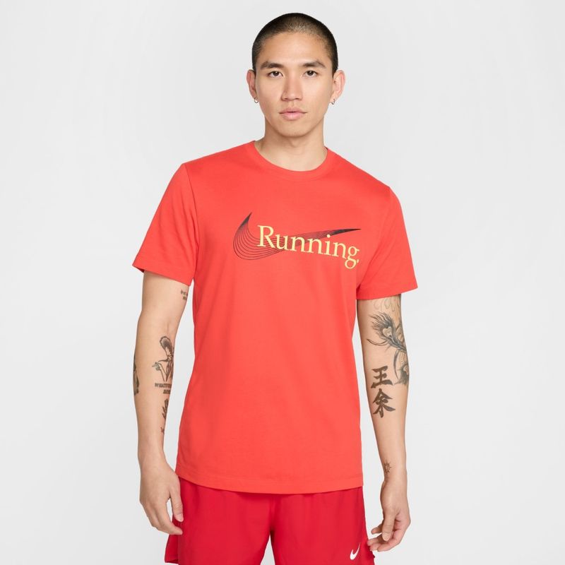 Camiseta-Manga-Corta-nike-para-hombre-M-Nk-Df-Tee-Heritage-para-correr-color-rojo.-Frente-Sobre-Modelo