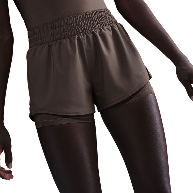 Pantaloneta-nike-para-mujer-W-Nk-One-Df-Mr-3In-2N1-Short-para-entrenamiento-color-cafe.-Reverso-Sobre-Modelo