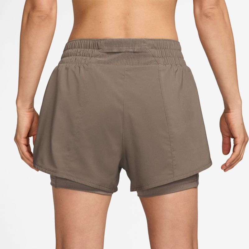 Pantaloneta-nike-para-mujer-W-Nk-One-Df-Mr-3In-2N1-Short-para-entrenamiento-color-cafe.-Reverso-Sobre-Modelo