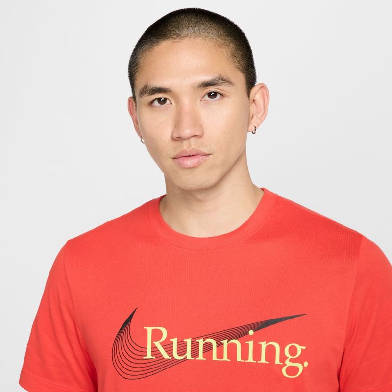 Camiseta-Manga-Corta-nike-para-hombre-M-Nk-Df-Tee-Heritage-para-correr-color-rojo.-Reverso-Sobre-Modelo