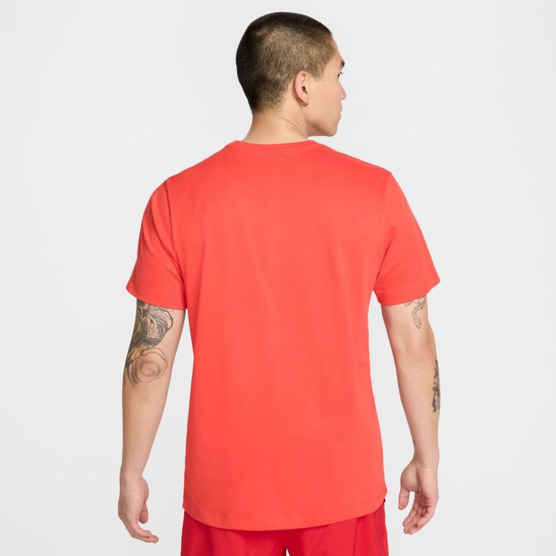 Camiseta-Manga-Corta-nike-para-hombre-M-Nk-Df-Tee-Heritage-para-correr-color-rojo.-Reverso-Sobre-Modelo