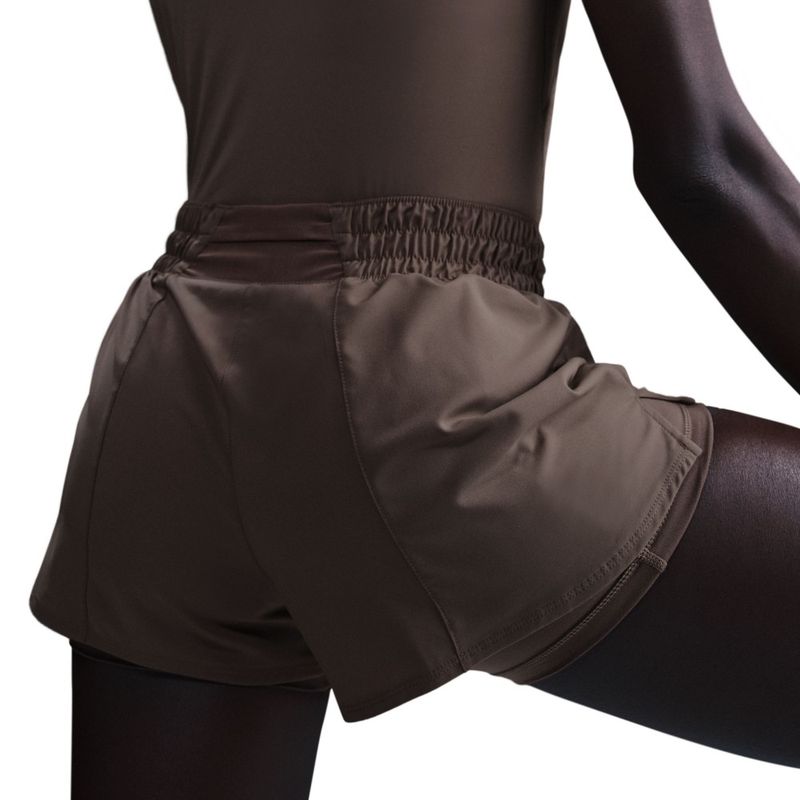 Pantaloneta-nike-para-mujer-W-Nk-One-Df-Mr-3In-2N1-Short-para-entrenamiento-color-cafe.-Detalle-2