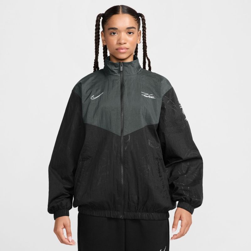 Chaqueta-nike-para-mujer-W-Nsw-Brkng-Wr-Jkt-para-moda-color-negro.-Frente-Sobre-Modelo