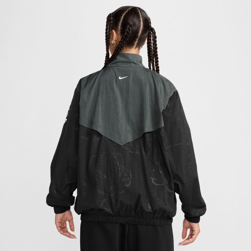 Chaqueta-nike-para-mujer-W-Nsw-Brkng-Wr-Jkt-para-moda-color-negro.-Reverso-Sobre-Modelo