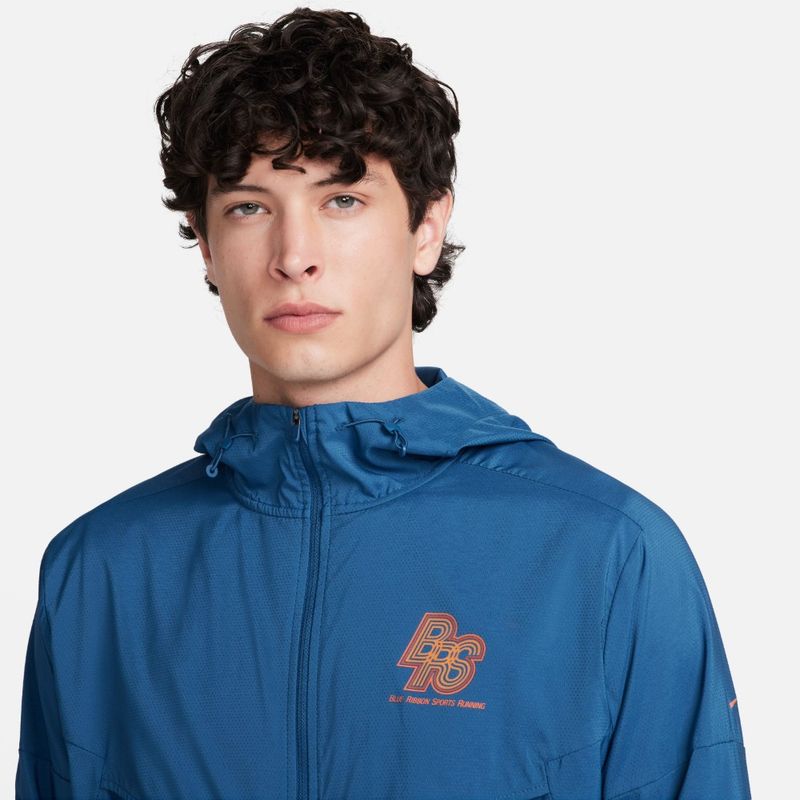 Chaqueta-nike-para-hombre-M-Nk-Run-Energy-Windrunner-para-correr-color-azul.-Reverso-Sobre-Modelo