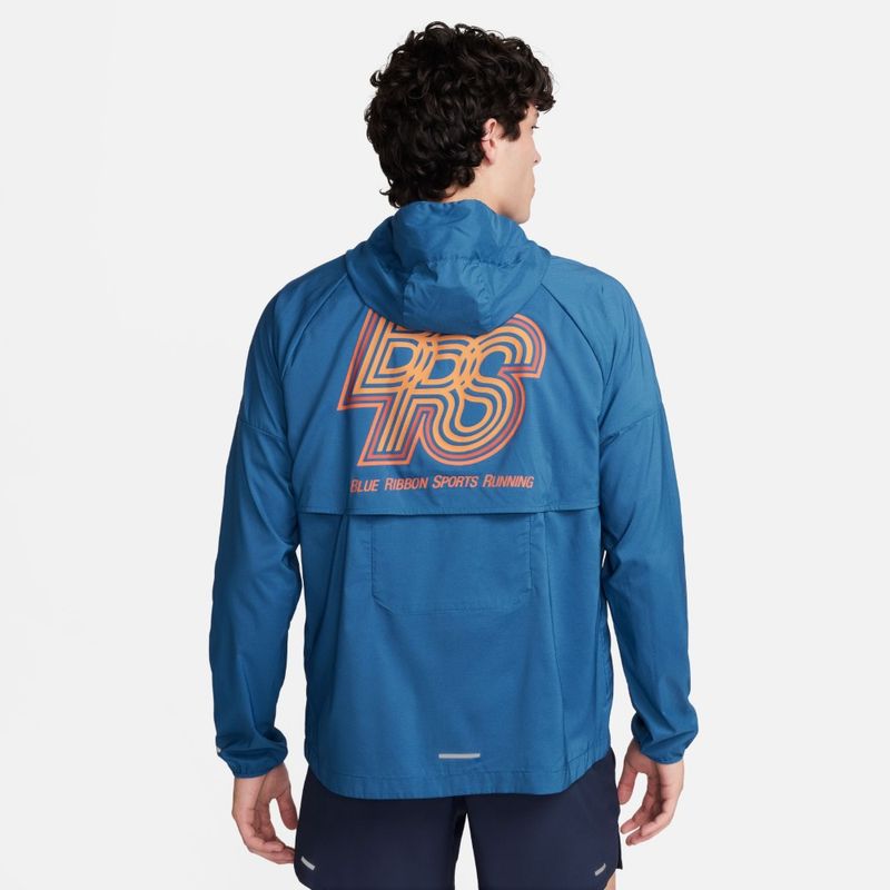 Chaqueta-nike-para-hombre-M-Nk-Run-Energy-Windrunner-para-correr-color-azul.-Reverso-Sobre-Modelo