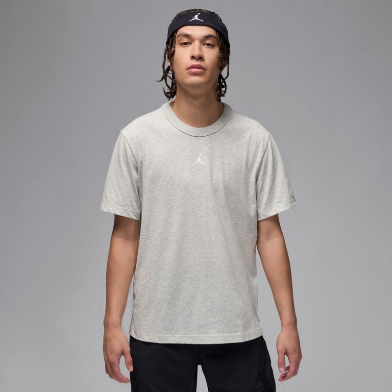 Camiseta-Manga-Corta-nike-para-hombre-M-J-Df-Sprt-Ss-Top-para-moda-color-gris.-Frente-Sobre-Modelo