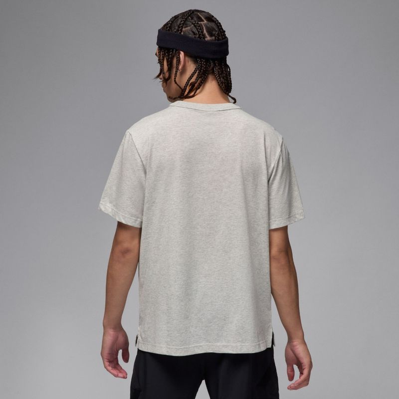 Camiseta-Manga-Corta-nike-para-hombre-M-J-Df-Sprt-Ss-Top-para-moda-color-gris.-Reverso-Sobre-Modelo