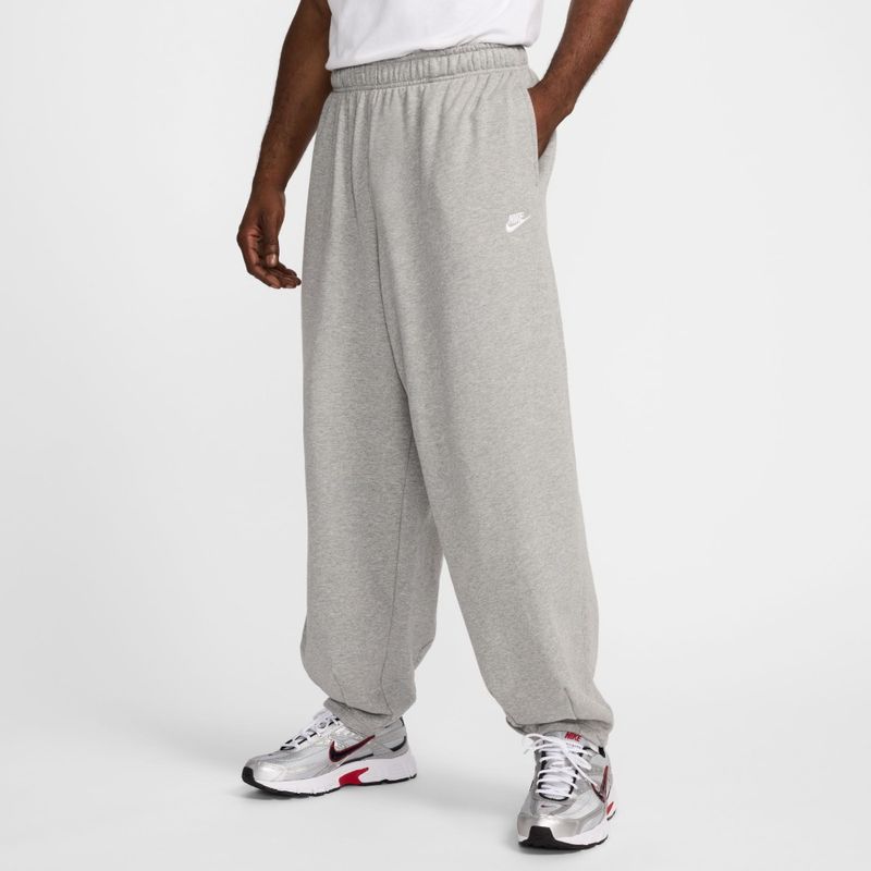 Pantalon-nike-para-hombre-M-Nk-Club-Ft-Oversized-Pant-para-moda-color-gris.-Frente-Sobre-Modelo