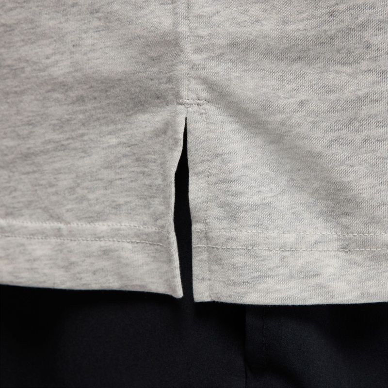Camiseta-Manga-Corta-nike-para-hombre-M-J-Df-Sprt-Ss-Top-para-moda-color-gris.-Reverso-Sobre-Modelo-2