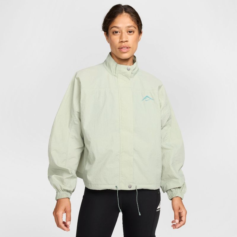 Chaqueta-nike-para-mujer-W-Nk-Trail-Rpl-Uv-Jacket-para-correr-color-verde.-Frente-Sobre-Modelo