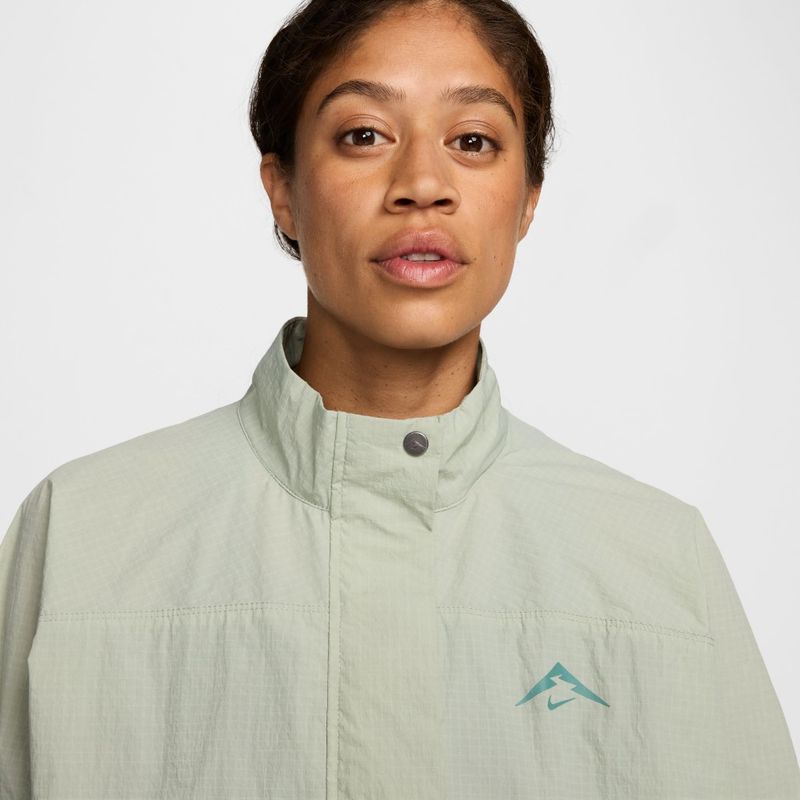 Chaqueta-nike-para-mujer-W-Nk-Trail-Rpl-Uv-Jacket-para-correr-color-verde.-Reverso-Sobre-Modelo