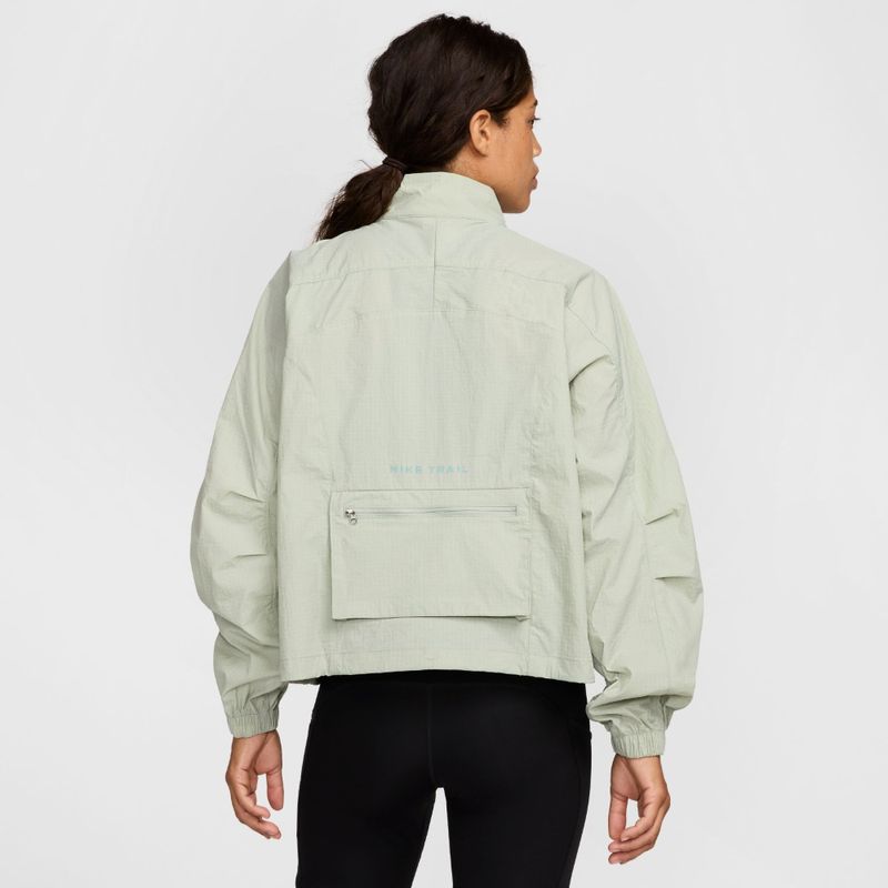 Chaqueta-nike-para-mujer-W-Nk-Trail-Rpl-Uv-Jacket-para-correr-color-verde.-Reverso-Sobre-Modelo