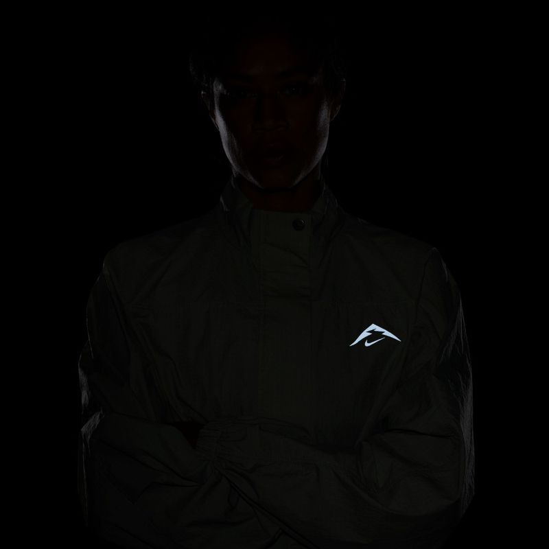 Chaqueta-nike-para-mujer-W-Nk-Trail-Rpl-Uv-Jacket-para-correr-color-verde.-Detalle-6