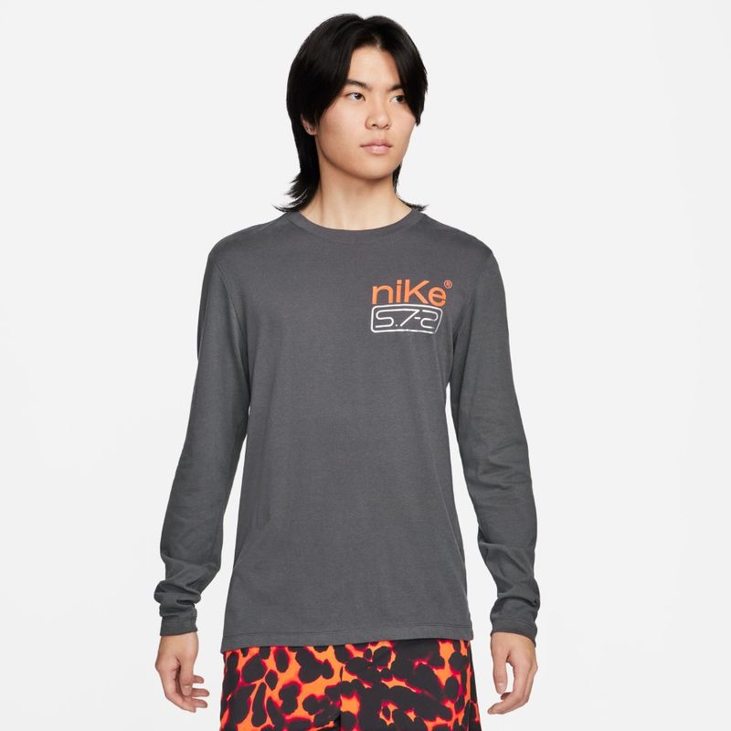 Camiseta-Manga-Larga-nike-para-hombre-M-Nk-Df-Tee-Ls-S-7-2-para-entrenamiento-color-gris.-Frente-Sobre-Modelo