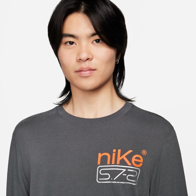Camiseta-Manga-Larga-nike-para-hombre-M-Nk-Df-Tee-Ls-S-7-2-para-entrenamiento-color-gris.-Reverso-Sobre-Modelo