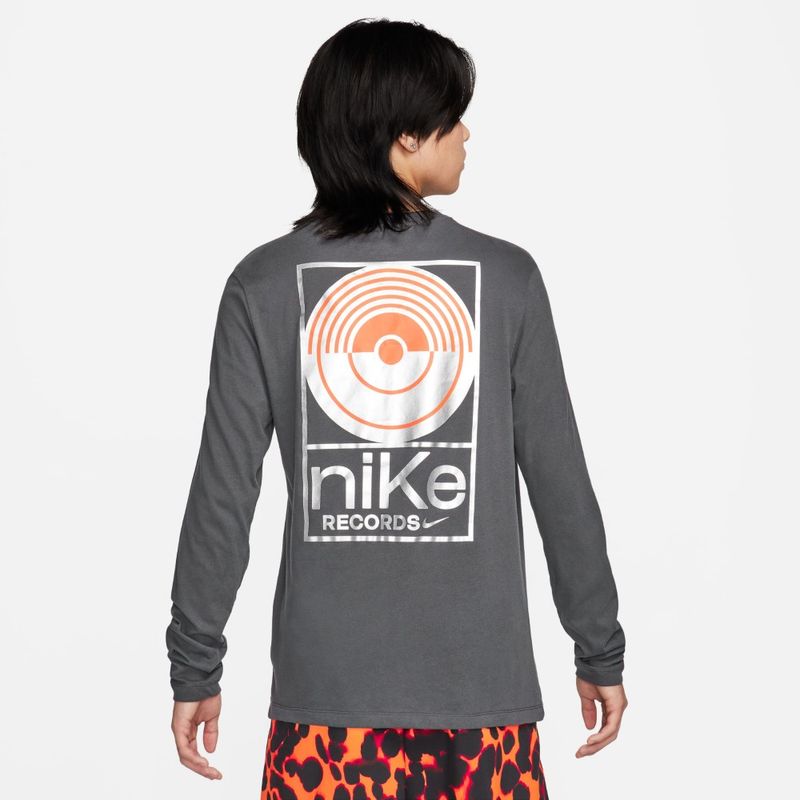 Camiseta-Manga-Larga-nike-para-hombre-M-Nk-Df-Tee-Ls-S-7-2-para-entrenamiento-color-gris.-Reverso-Sobre-Modelo