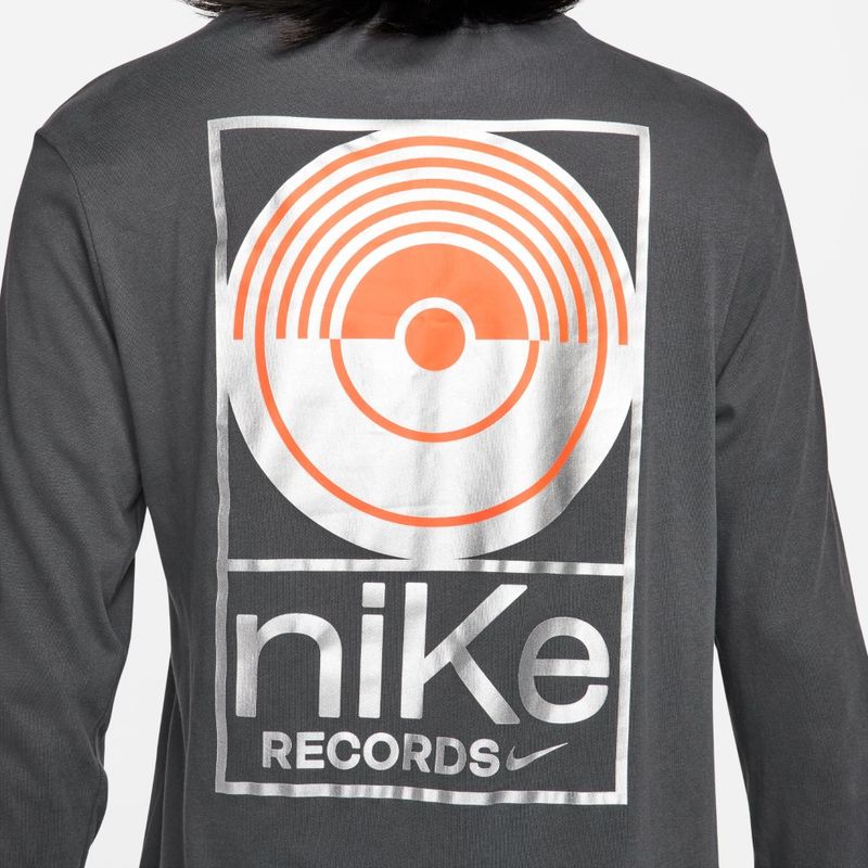 Camiseta-Manga-Larga-nike-para-hombre-M-Nk-Df-Tee-Ls-S-7-2-para-entrenamiento-color-gris.-Reverso-Sobre-Modelo-2