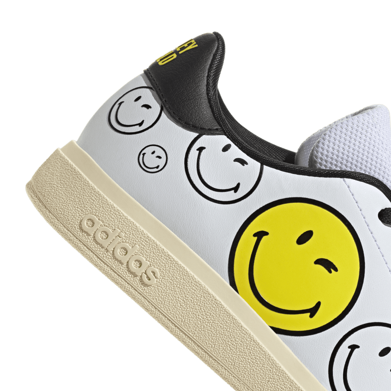 Tenis-adidas-para-niño-Advantage-Smiley-J-para-moda-color-blanco.-Detalle-2