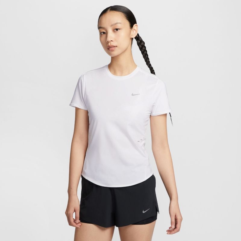 Camiseta-Manga-Corta-nike-para-mujer-W-Nk-Swift-Df-Ss-Top-para-correr-color-blanco.-Frente-Sobre-Modelo