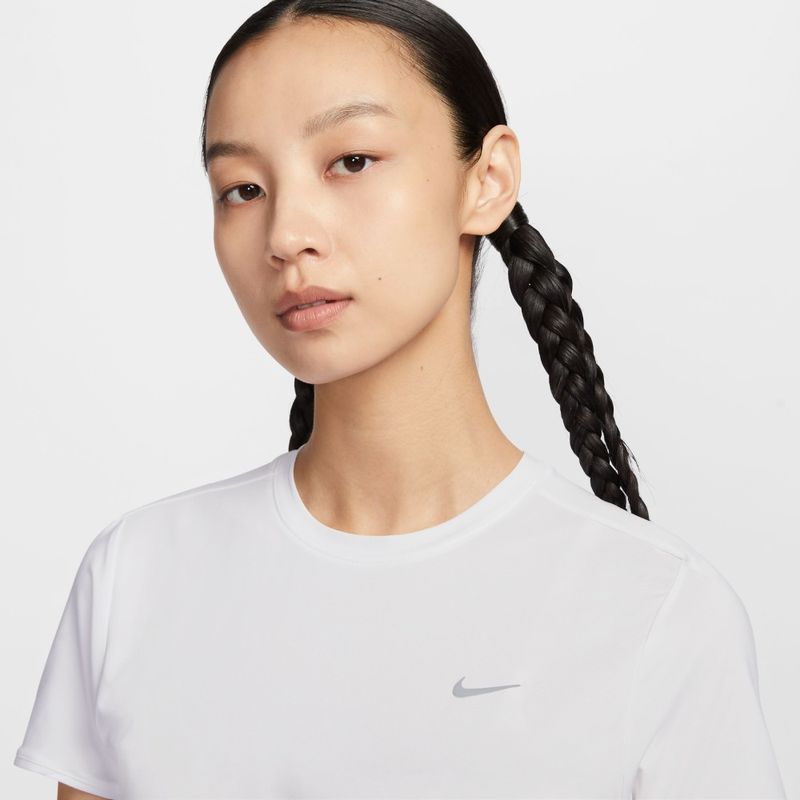 Camiseta-Manga-Corta-nike-para-mujer-W-Nk-Swift-Df-Ss-Top-para-correr-color-blanco.-Reverso-Sobre-Modelo