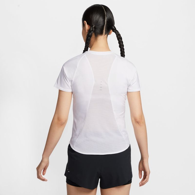 Camiseta-Manga-Corta-nike-para-mujer-W-Nk-Swift-Df-Ss-Top-para-correr-color-blanco.-Reverso-Sobre-Modelo