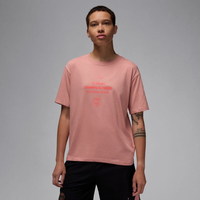 Camiseta-Manga-Corta-nike-para-mujer-W-J-Psg-Ss-Gfx-Gf-Tee-para-moda-color-rosado.-Frente-Sobre-Modelo