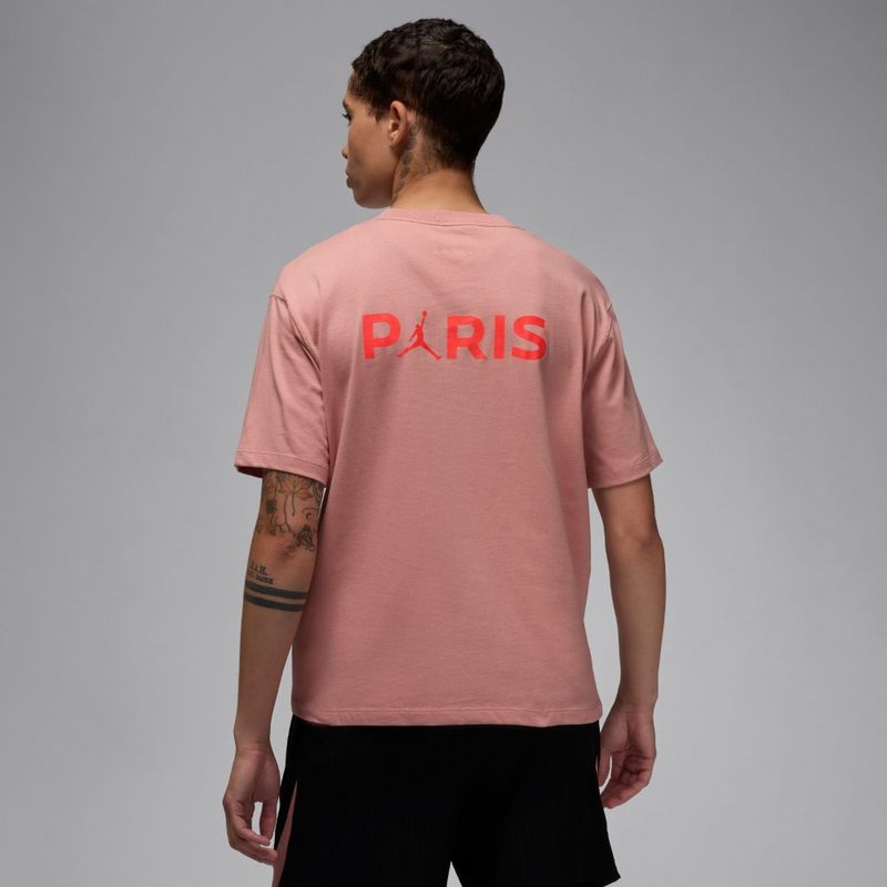 Camiseta-Manga-Corta-nike-para-mujer-W-J-Psg-Ss-Gfx-Gf-Tee-para-moda-color-rosado.-Reverso-Sobre-Modelo