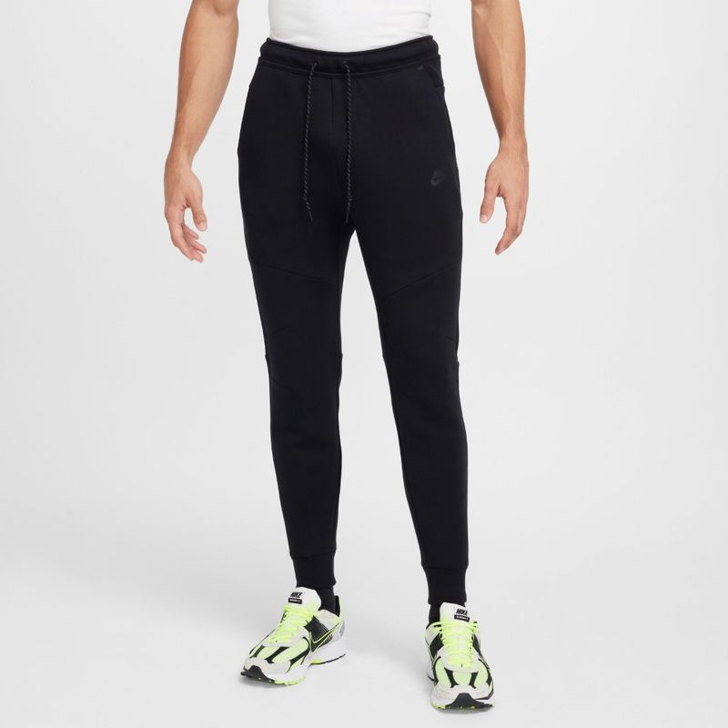 Pantalon-nike-para-hombre-M-Nk-Tch-Flc-Jggr-para-moda-color-negro.-Frente-Sobre-Modelo