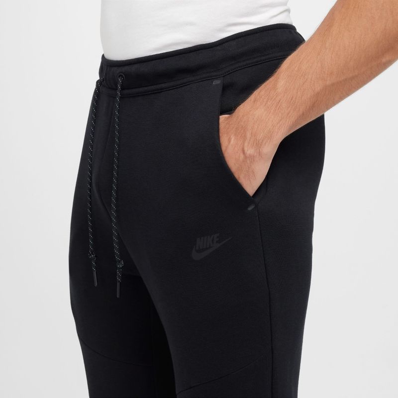Pantalon-nike-para-hombre-M-Nk-Tch-Flc-Jggr-para-moda-color-negro.-Reverso-Sobre-Modelo