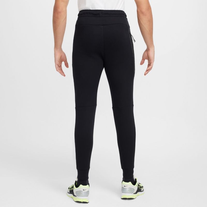 Pantalon-nike-para-hombre-M-Nk-Tch-Flc-Jggr-para-moda-color-negro.-Reverso-Sobre-Modelo