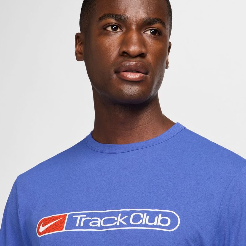 Camiseta-Manga-Corta-nike-para-hombre-M-Nk-Df-Uv-Hyvrs-Track-Club-Ss-para-correr-color-azul.-Reverso-Sobre-Modelo