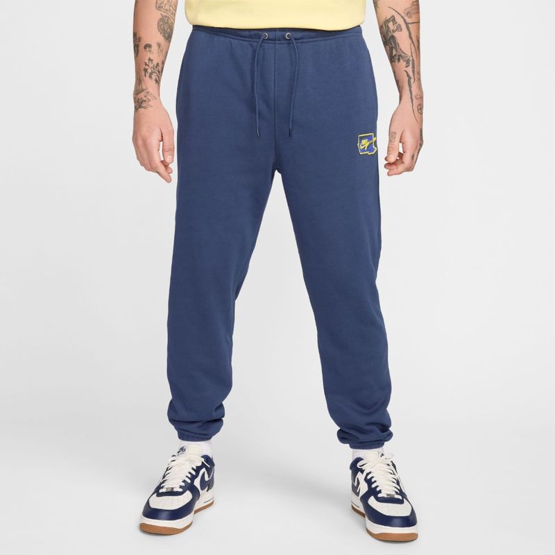 Pantalon-nike-para-hombre-M-Nk-Club-Ft-Cuff-Pant-Bolt-para-moda-color-azul.-Frente-Sobre-Modelo