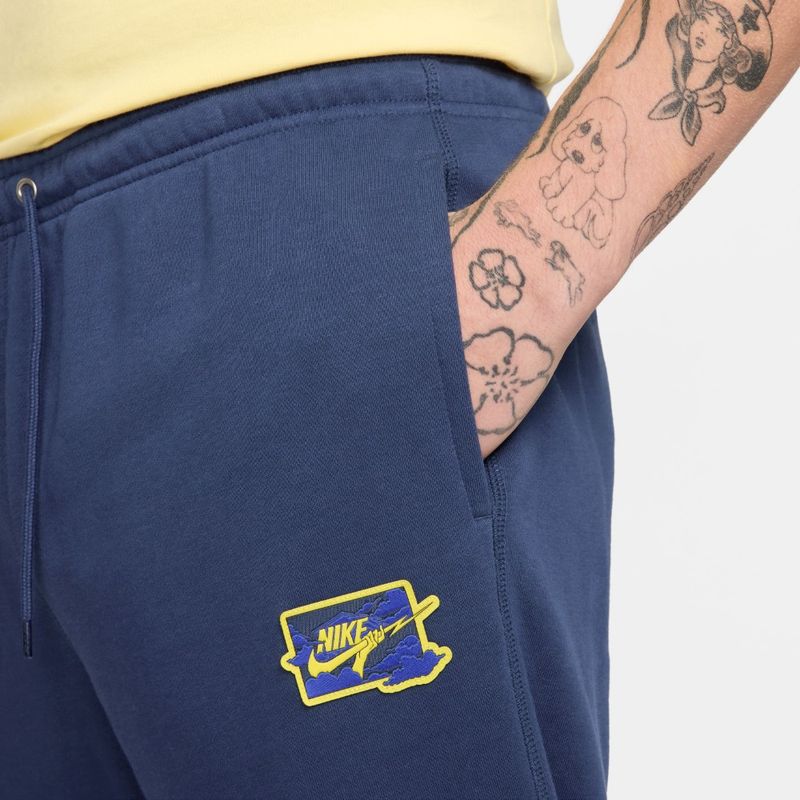 Pantalon-nike-para-hombre-M-Nk-Club-Ft-Cuff-Pant-Bolt-para-moda-color-azul.-Reverso-Sobre-Modelo