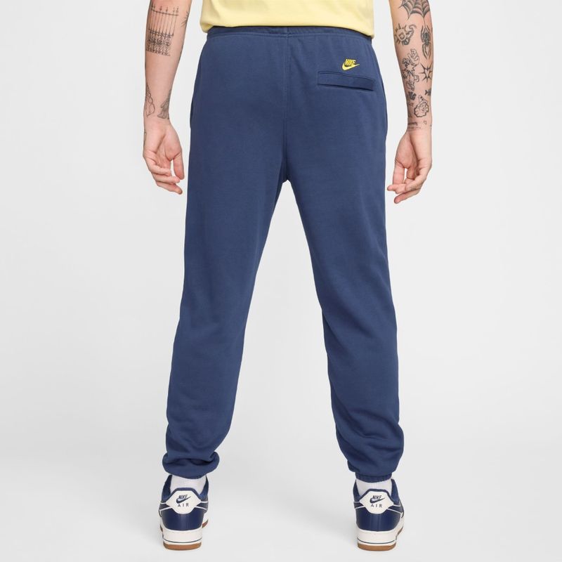 Pantalon-nike-para-hombre-M-Nk-Club-Ft-Cuff-Pant-Bolt-para-moda-color-azul.-Reverso-Sobre-Modelo
