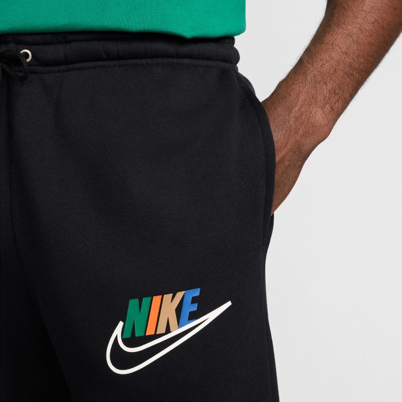 Pantalon-nike-para-hombre-M-Nk-Club-Bb-Oh-Pnt-Ftura-Blck-para-moda-color-negro.-Reverso-Sobre-Modelo