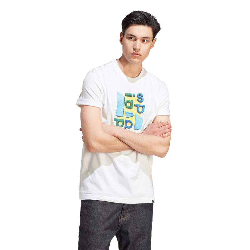 Camiseta-Manga-Corta-adidas-para-hombre-M-Pr-2Tone-T-para-moda-color-blanco.-Frontal-Sobre-Modelo-2