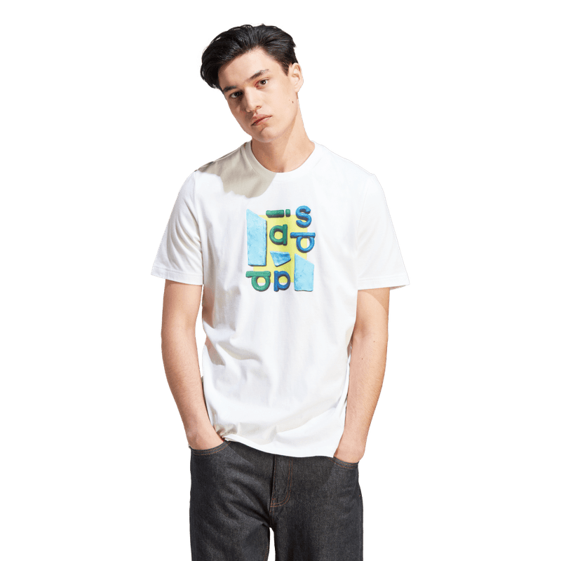 Camiseta-Manga-Corta-adidas-para-hombre-M-Pr-2Tone-T-para-moda-color-blanco.-Frontal-Sobre-Modelo-2