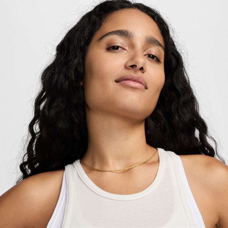 Camiseta-Manga-Sisa-nike-para-mujer-W-Nsw-Dance-Rib-Tank-para-moda-color-blanco.-Reverso-Sobre-Modelo
