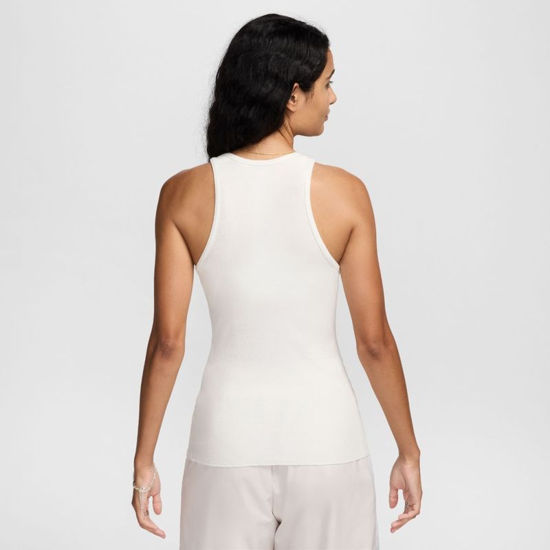 Camiseta-Manga-Sisa-nike-para-mujer-W-Nsw-Dance-Rib-Tank-para-moda-color-blanco.-Reverso-Sobre-Modelo
