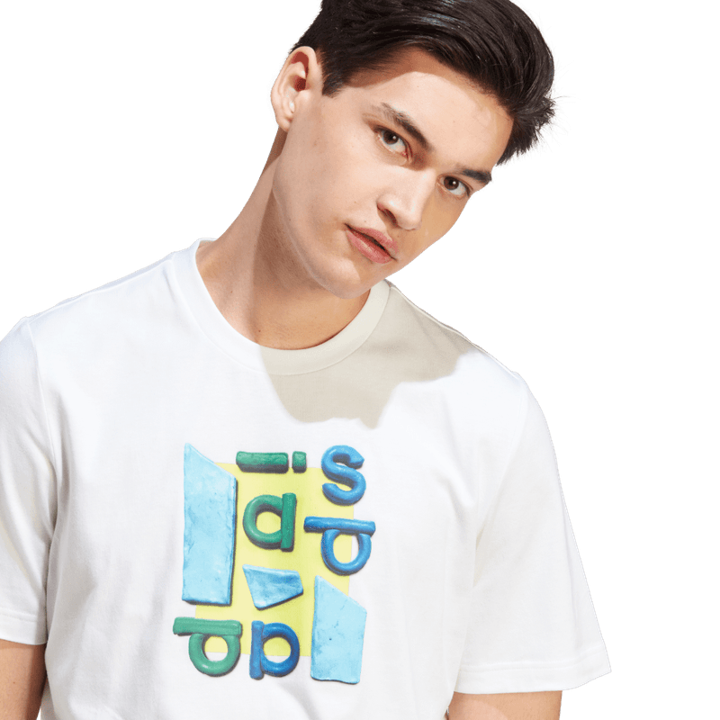 Camiseta-Manga-Corta-adidas-para-hombre-M-Pr-2Tone-T-para-moda-color-blanco.-Lateral-Sobre-Modelo